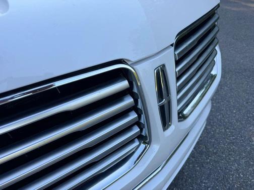 White Platinum Metallic Tri-Coat 2017 Lincoln Navigator Select