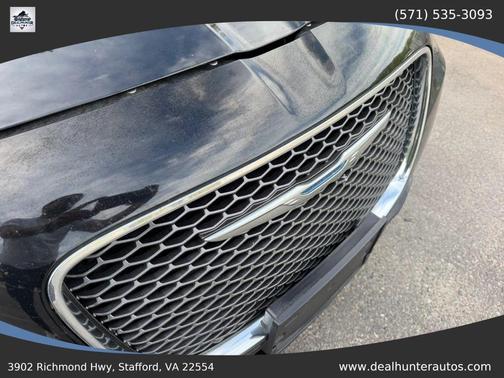 Gloss Black 2018 Chrysler 300 Limited