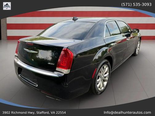 Gloss Black 2018 Chrysler 300 Limited