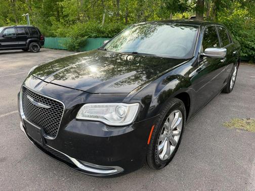 Gloss Black 2018 Chrysler 300 Limited