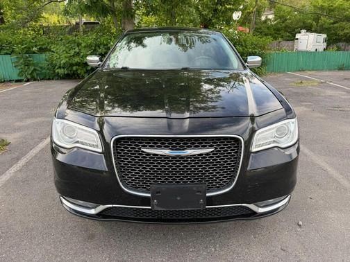 Gloss Black 2018 Chrysler 300 Limited