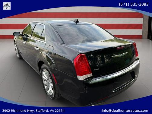 Gloss Black 2018 Chrysler 300 Limited