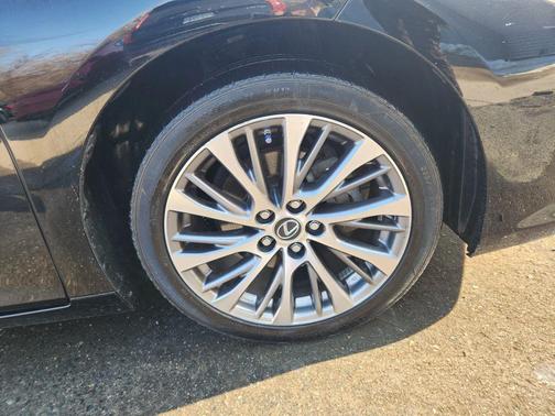 2019 Lexus ES 300h Base