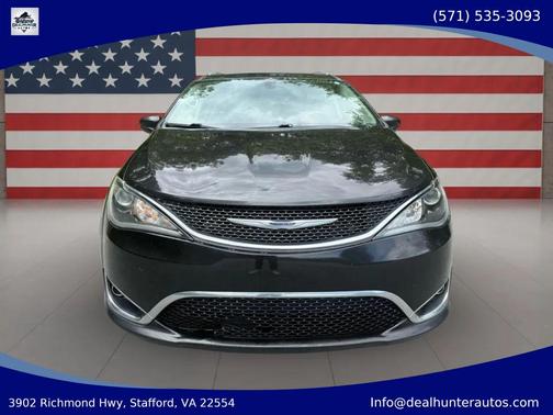 Brilliant Black Crystal Pearlcoat 2019 Chrysler Pacifica Touring L