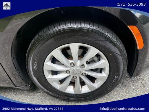 Brilliant Black Crystal Pearlcoat 2019 Chrysler Pacifica Touring L