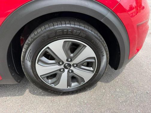 Crimson Red 2018 Kia Niro LX