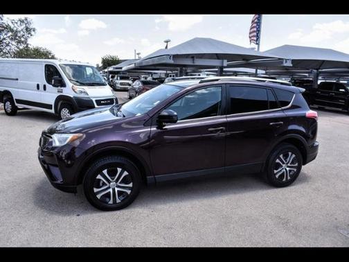 Photo 3 of 25 of 2018 Toyota RAV4 LE