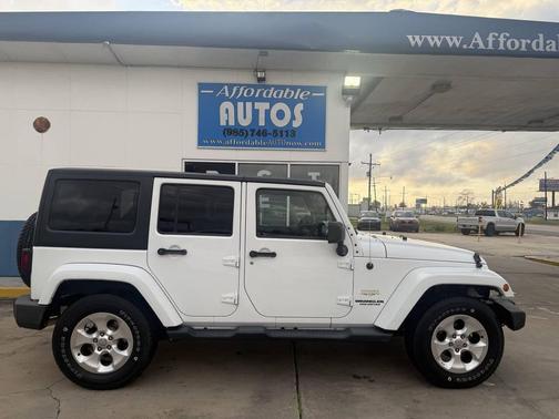 Bright White Clearcoat 2013 Jeep Wrangler Unlimited Sahara
