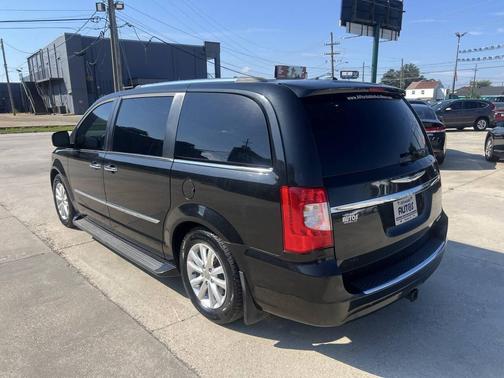 2016 Chrysler Town & Country Limited Platinum