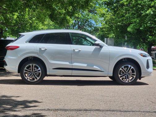 Glacier White Metallic 2025 Audi Q5 Premium TFSI quattro S tronic