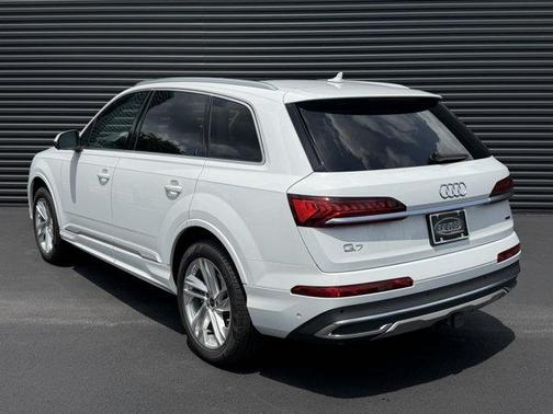 Glacier White Metallic 2023 Audi Q7 55 Premium