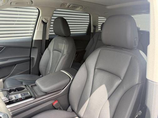 Glacier White Metallic 2023 Audi Q7 55 Premium