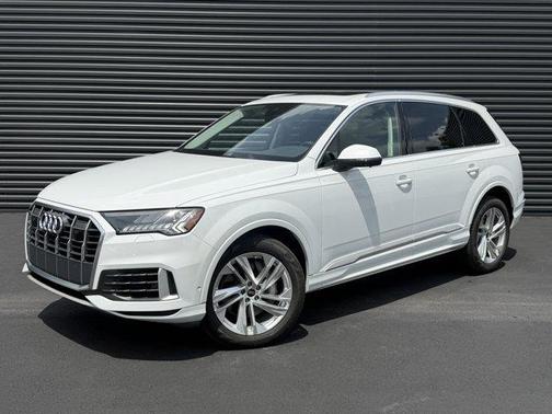 Glacier White Metallic 2023 Audi Q7 55 Premium