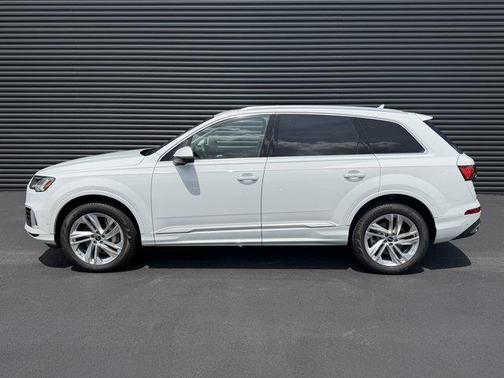 Glacier White Metallic 2023 Audi Q7 55 Premium