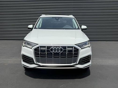 Glacier White Metallic 2023 Audi Q7 55 Premium