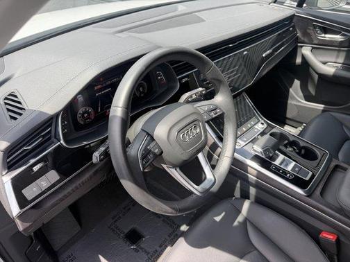 Glacier White Metallic 2023 Audi Q7 55 Premium
