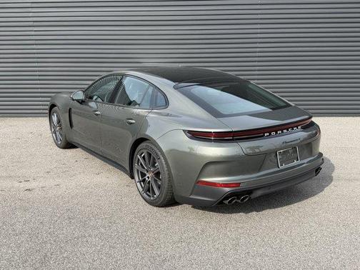Aventurine Green Metallic 2026 Porsche Panamera 4