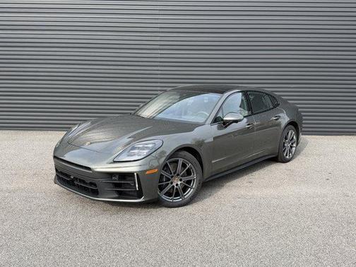 Aventurine Green Metallic 2026 Porsche Panamera 4