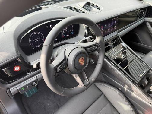 Aventurine Green Metallic 2026 Porsche Panamera 4