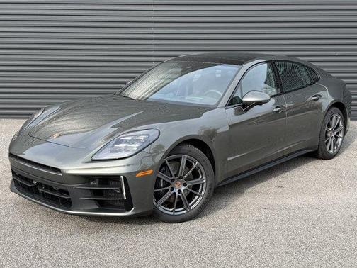 Aventurine Green Metallic 2026 Porsche Panamera 4