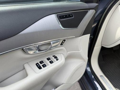 Denim Blue Metallic 2022 Volvo XC90 T5 Momentum 7 Passenger