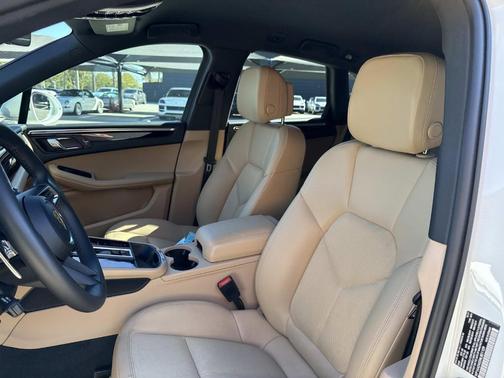 2022 Porsche Macan Base