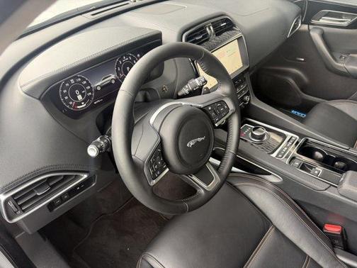 Yulong White 2019 Jaguar F-PACE 25t Prestige