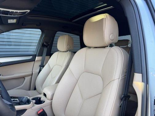Dolomite Silver Metallic 2026 Porsche Macan Base
