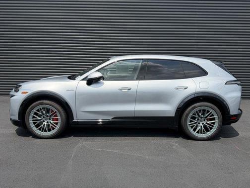 Dolomite Silver Metallic 2026 Porsche Cayenne Turbo