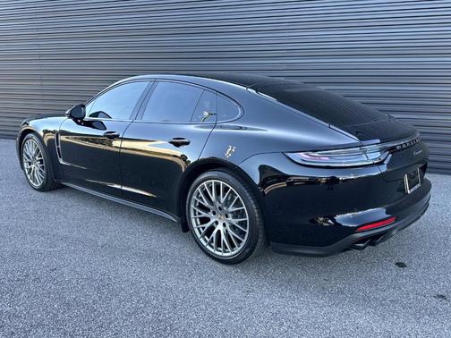 2023 Porsche Panamera Platinum Edition