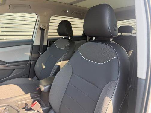 Pure White 2023 Volkswagen Taos 1.5T SE