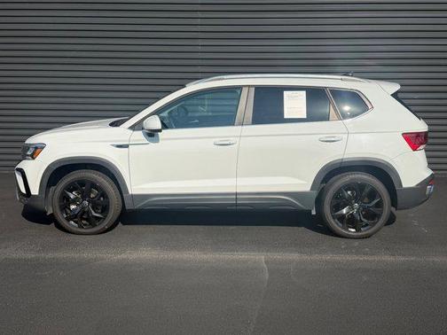 Pure White 2023 Volkswagen Taos 1.5T SE