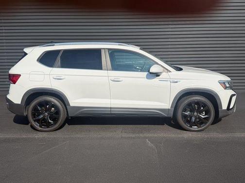Pure White 2023 Volkswagen Taos 1.5T SE