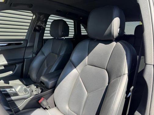 White 2022 Porsche Macan Base