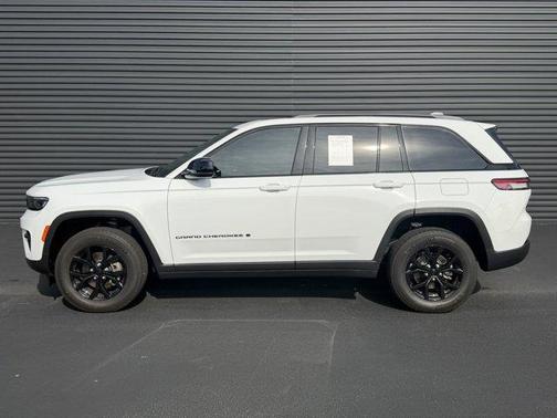 Bright White Clearcoat 2025 Jeep Grand Cherokee Laredo