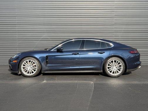 Night Blue Metallic 2018 Porsche Panamera 4