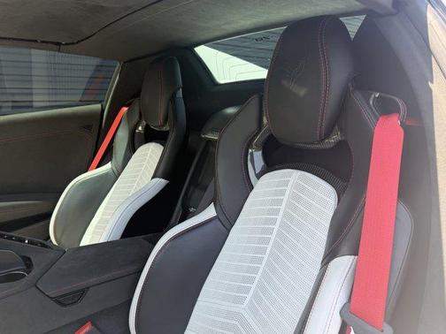 White Pearl Metallic 2023 Chevrolet Corvette Stingray w/3LT