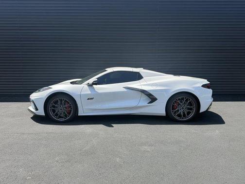 White Pearl Metallic 2023 Chevrolet Corvette Stingray w/3LT