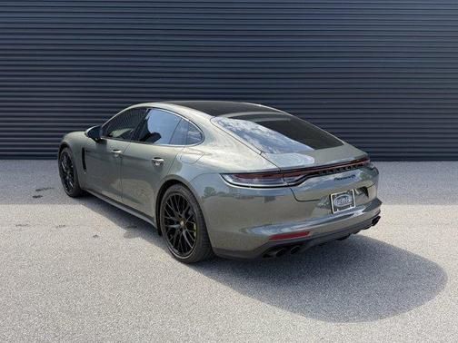 Aventurine Green Metallic 2022 Porsche Panamera 4S