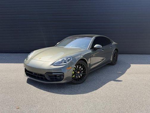 Aventurine Green Metallic 2022 Porsche Panamera 4S