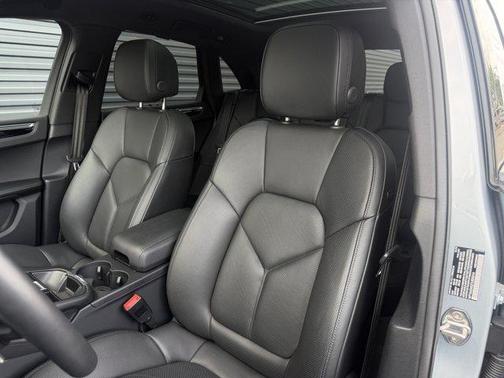 Dolomite Silver Metallic 2026 Porsche Macan Base
