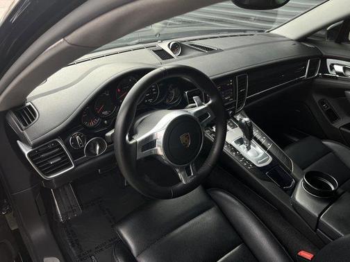2016 Porsche Panamera 4