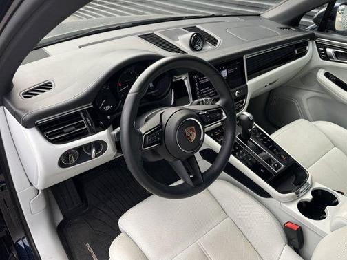 2023 Porsche Macan Base