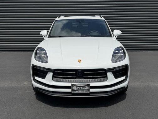Carrara White Metallic 2023 Porsche Macan Base