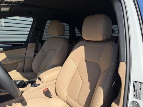 Carrara White Metallic 2026 Porsche Macan Base