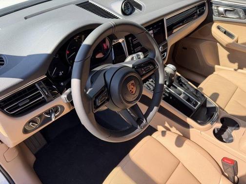 Carrara White Metallic 2026 Porsche Macan Base