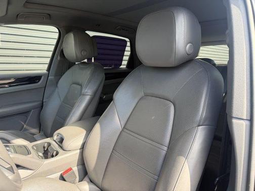 Blue Metallic 2019 Porsche Cayenne Base