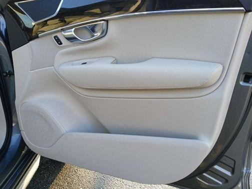 2018 Volvo XC90 T6 Momentum