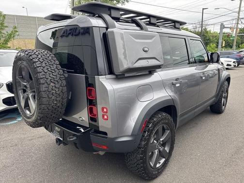 2022 Land Rover Defender 110 SE