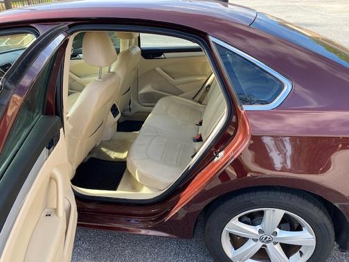 2013 Volkswagen Passat 2.0 TDI SE w/ Sunroof